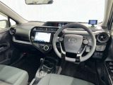 運転席まわりです。 各操作スイッチは使いやすい位置に配置されてます。