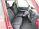 運転席肘かけ付きシートで、身体を込むような安心出来るシートです。長時間のドライブにも適してます。