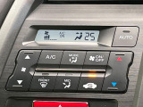 【オートエアコン】一度お好みの温度に設定すれば、車内の温度を検知し風量や温度を自動で調整。暑い&hellip;寒い&hellip;と何度もスイッチ操作をする必要はありません。快適な車内空間には必須の機能ですね♪