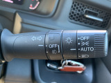 ■オートライト■車外の明るさに応じて、自動的にライトの点灯・消灯をしてくれます。トンネルが続くような道でも、いちいちライトスイッチを操作する必要がありません。消し忘れの心配もありません。