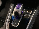 ハイブリッド専用セレクトレバーです。シフトチェンジを電子信号で送信するセレクトレバーを採用していますので、軽快でスマートな操作を楽しめます。