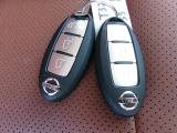 【 インテリジェントキー 】 キーを持っていればエンジン始動でき、ドアノブのボタンで車の鍵の開錠と施錠もできます。キーを取り出す手間がなくなります。