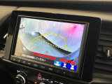 リバース連動のリアカメラを標準装備、ステアリング感応型ガイドラインが車庫入れを支援してくれます