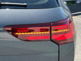 LEDテールランプ(ダイナミックターンインジケーター付き)特徴的な配光パターンによって後続車からの視認性が高まり、万一の追突の危険性を軽減します。