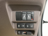 パワースライドドアの開閉はスマートキーのリモコンやドアノブは勿論、運転席側のスイッチ操作でも開閉ができ、安全・簡単です。
