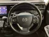 ハンドルにHondaセンシング系のクルーズコントロールやレーンキープアシストなどのスイッチと、オーディオの操作スイッチが装備されています。ハンドルから手を離さず安全に操作できます。