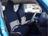【清潔感のある運転席&助手席】隅々までクリーニングの行き届いた運転席&助手席。目立ったシミや汚れ等もございません。