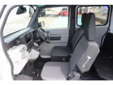 自然な姿勢を保ち、体への負担をやわらげる運転席シート。痛めやすい腰へのサポートも強化しています。シートフレームは乗用車と同等サイズのものを採用し、座り心地にもこだわっています。
