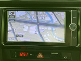 目的地までスムーズに導いてくれる頼れるナビゲーションシステム。細部まで表示された地図で、初めての道でも安心ドライブを楽しめます。