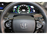 ハンドル左側にはオーディオ操作が出来るオーディオリモートコントロールスイッチ、右側にはHondaSENSINGとオートクルーズスイッチを装備!長距離運転や高速道路の運転では大活躍です!