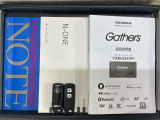 スマートキーは鍵をバッグに入れたままでもドアロックの開閉やエンジンのON・OFFができます。夜間や雨の日も鍵を探さなくて良いので便利です。
