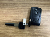 【スマートキー】 スマートキーを携帯していれば、ドアハンドルのボタンを押すだけでロックの解除ができます。