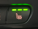 ●フロントシートヒーティング:運転席・助手席共に三段階で調節が可能なシートヒーターを装備しております。季節を問わず快適にご使用いただけます。