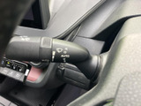 雨天時でもクリアな視界を確保。ワイパーの操作は直感的で、運転に集中できます。雨量に応じて最適な拭き取りを。