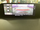 狭い場所での駐車やすれ違いなどでより的確な運転操作に役立つ360&deg;ビューモニターが装備されています。