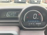 速度や走行距離など、運転に必要な情報をわかりやすく表示しています。視認性の高いメーターで、安全運転をサポートします。シンプルなデザインです。
