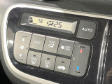 【オートエアコン】一度お好みの温度に設定すれば、車内の温度を検知し風量や温度を自動で調整。暑い&hellip;寒い&hellip;と何度もスイッチ操作をする必要はありません。快適な車内空間には必須の機能ですね♪