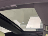【パノラマルーフ】大型のガラスルーフ搭載で車内の解放感が一気にアップ!開放的なドライブをお楽しみいただけます。