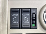 【両側パワースライドドア】スマートキーや運転席のスイッチで後席両側スライドドアの開閉が可能♪電動だから力を入れてドアを開ける必要が無く、小さなお子様でも簡単に開け閉めでき快適です♪