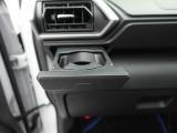 カップホルダーは運転席や助手席からちょうど手の届く位置です!!