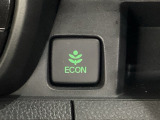 ECON モードをON にするとアクセルペダルの動きに対するエンジンの反応とエアコンの制御を切り換えることで、燃費のいい運転をするドライバーがペダルを踏んだ時と同じようにエンジンを制御します。