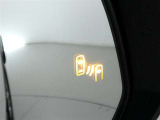 隣車線を走る車両をレーダーで検知し、ドアミラーでは確認しにくい後側方エリアに存在する車両に加え、急接近してくる車両も検知します。車両を検知するとドアミラーに搭載されたLEDインジケーターが点灯します。