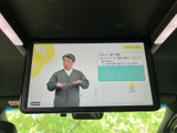 後部座席の乗員も楽しめるモニター。動画や映像コンテンツで、長距離移動も退屈させません。家族旅行に最適です。