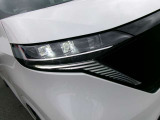 LEDヘッドランプ。夜間ドライブ安心。ハイビームアシスト。ヘッドランプのハイビームとロービームを自動切り替え。常に良好な前方視界の維持をサポート。