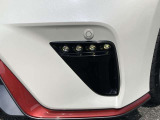 【デイライト】フロントバンパーにビルトインのデイライトは昼間でも対向車からの視認性を向上させ見た目のファッション性も上がります。