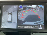上空から見下ろしているかのような映像をディスプレイに映し出し、スムースな駐車をサポートします。画面は「トップビュー」のほか「サイドブラインドビュー」への切り換えが可能。ますます安心です
