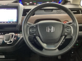 【ハンドル】運転にかかわる様々な操作を安全に行えるように視点移動が少なく操作性に配慮されたスイッチ類が凝縮されたコックピットです。