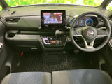 ドライバーシートに座ると、広々とした視界が広がります。操作性も高く、快適な運転をサポートします。