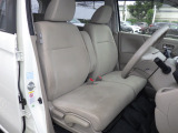 フロントは助手席と繋がったベンチシートで、運転席は高さが調整できるハイトアジャスター付きです。また、ハンドルも高さの調整が出来るチルトステアリングです