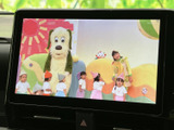 後部座席での移動時間を楽しく。停車時にテレビやDVDを楽しめます。家族での長距離移動も退屈知らずです。