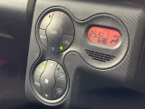 【オートエアコン】一度お好みの温度に設定すれば、車内の温度を検知し風量や温度を自動で調整。暑い&hellip;寒い&hellip;と何度もスイッチ操作をする必要はありません。快適な車内空間には必須の機能ですね♪