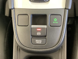 セレクトレバーの下に電子制御パーキングブレーキがあります。スイッチひとつで、停車した地点の傾斜などをシステムが検知・判断してブレーキ力を自動的に最適制御し、しっかり停車できるパーキングシステムです。