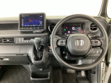 【ハンドル】運転にかかわる様々な操作を安全に行えるように視点移動が少なく操作性に配慮されたスイッチ類が凝縮されたコックピットです。
