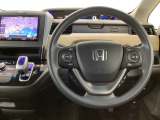【ハンドル】運転にかかわる様々な操作を安全に行えるように視点移動が少なく操作性に配慮されたスイッチ類が凝縮されたコックピットです。