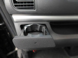 カップホルダーは運転席や助手席からちょうど手の届く位置です!!