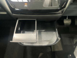 ミニテーブルとしてもカップホルダーとしても使用できる2WEY仕様です!使用しないときは収納できるのでスマートな車内空間を維持できます♪