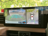 狭い場所での駐車も安心。後方の状況を画面で確認できるので、安全な運転をサポートします。