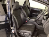 広い足元にゆったり座れるシートには肘掛けも装備しており長距離の運転でも疲れにくくなってます。女性でも運転がしやすいように、シートの高さ調整機能(シートリフター)がついています。