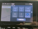 お持ちのスマホをつなげていただく事によりカープレイでナビを使うことや音楽を聞くことが出来ます。