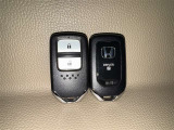 【スマートキー】キーを取り出さずにドアを施錠&解錠。クルマの始動も可能です。