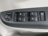 運転席のパワーウインドスイッチで全席窓の開閉・ロック操作ができます。