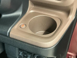 【ホッとカップホルダー】ホットドリンクをちょうどいい温度でキープしてくれる保温機能付きのカップホルダーです。冬の寒い日でも快適なドライブを♪