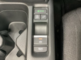 セレクトレバーの下に電子制御パーキングブレーキがあります。スイッチひとつで、停車した地点の傾斜などをシステムが検知・判断してブレーキ力を自動的に最適制御し、しっかり停車できるパーキングシステムです。