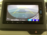 バックでの車庫入れも安心です!リアカメラが付いているバックモニター付のナビを装備しております。操作線もついており距離感も画面から確認できます。