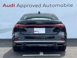 Audiのリヤディフューザーは、車両の後方での空気の流れを整え、乱流を減少させることで、走行安定性を向上させます。またスポーティで洗練された外観を提供し、全体のスタイルに一体感を持たせます。