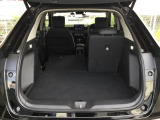 後席は分割可倒式で、用途に合わせてアレンジ可能。荷物の量や乗車人数に応じて柔軟に使える便利なシートです。
